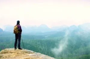 Зачем на рюкзаках петля снизу?